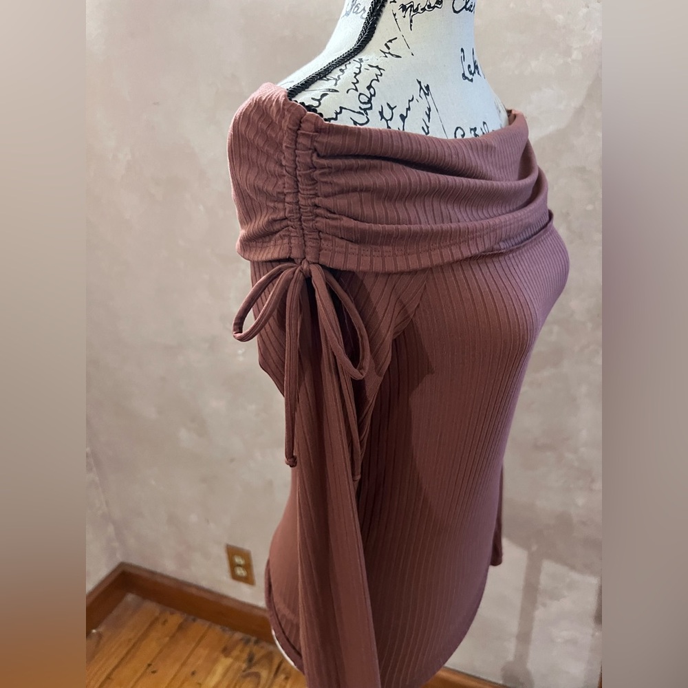 Off shoulder ribbed top